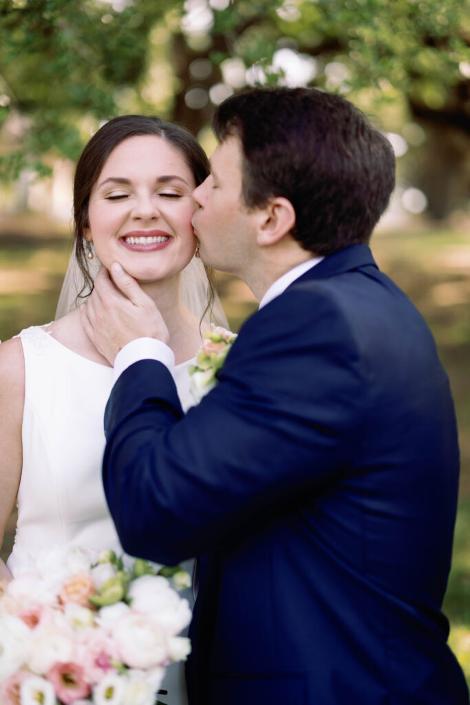 Mississippi Wedding, Wedding Sparrow, bride and groom kiss