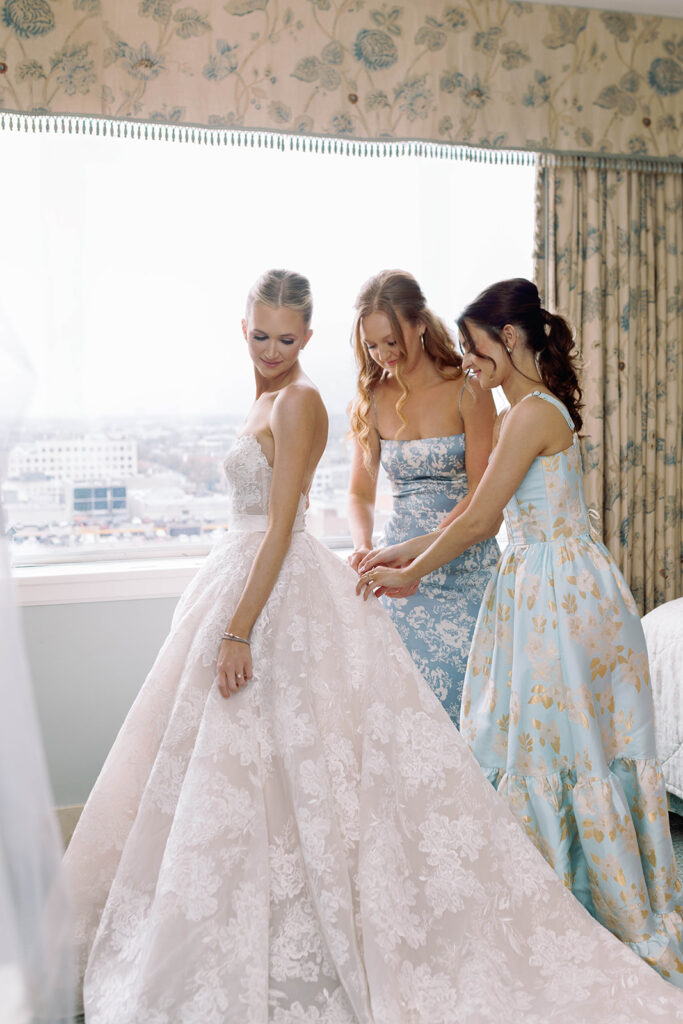 Bridal prep wedding photography tips New Orleans Hotel Monteleone bridal fashion